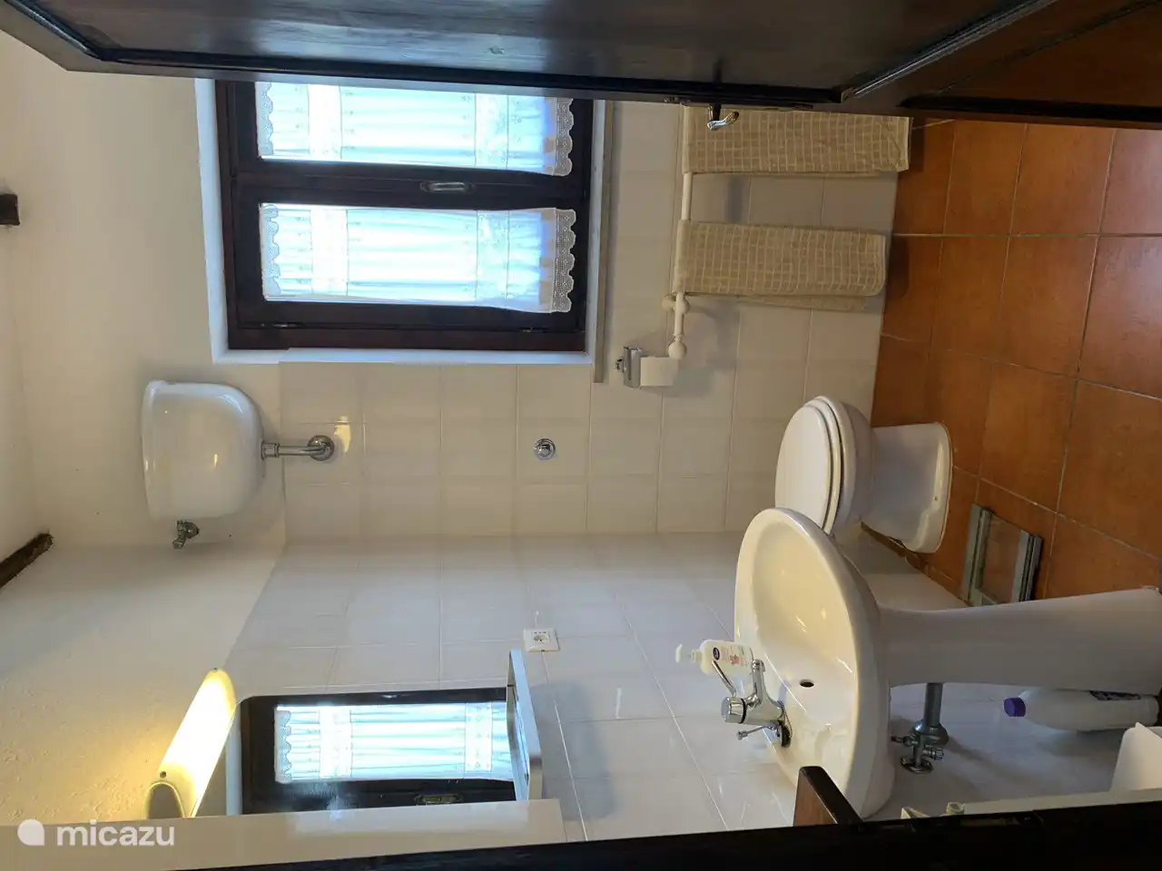 Bathroom 1 located on the ground floor next to bedroom 1. Equipped with toilet, bidet, sink and shower with shower doors.