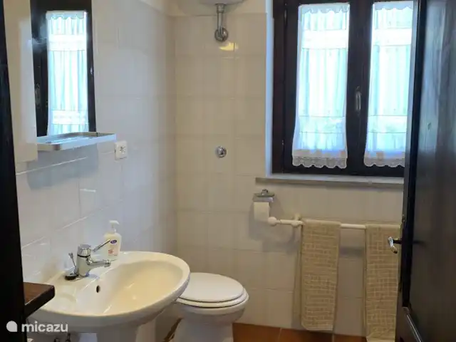 Villa Sabine | Italie, Le Latium, Castelnuovo di Farfa - villa Salle de bain 1 située au rez-de-chaussée à côté de la chambre 1. Équipée de toilettes, bidet, lavabo et douche avec portes de douche.