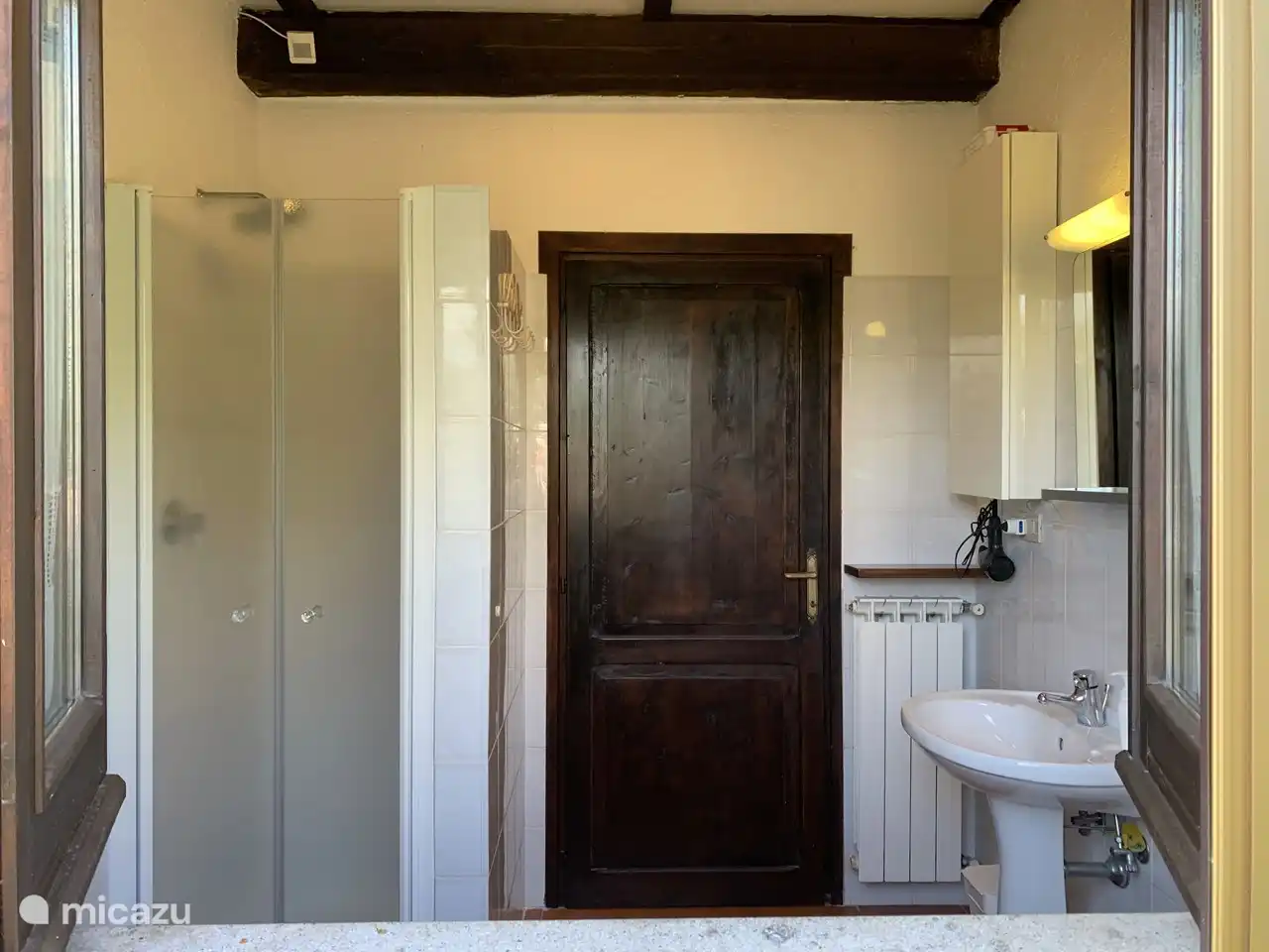 Bathroom 1 located on the ground floor next to bedroom 1. Equipped with toilet, bidet, sink and shower with shower doors.