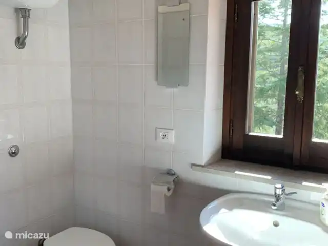 Villa Sabine | Italie, Le Latium, Castelnuovo di Farfa - villa Salle de bain 2 située au premier étage. Equipé de toilettes, bidet, lavabo et douche avec portes de douche.