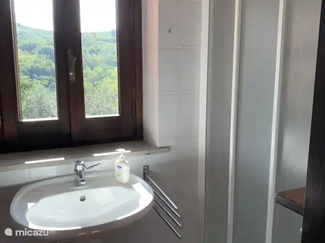 Villa Sabine | Italie, Le Latium, Castelnuovo di Farfa - villa Salle de bain 2 située au premier étage. Equipé de toilettes, bidet, lavabo et douche avec portes de douche.