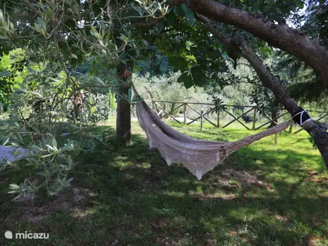 Villa Sabine | Italie, Le Latium, Castelnuovo di Farfa - villa Beaucoup d’ombre même par temps chaud. Non seulement dans le hamac, mais aussi sur les deux terrasses couvertes et sous les différents arbres.