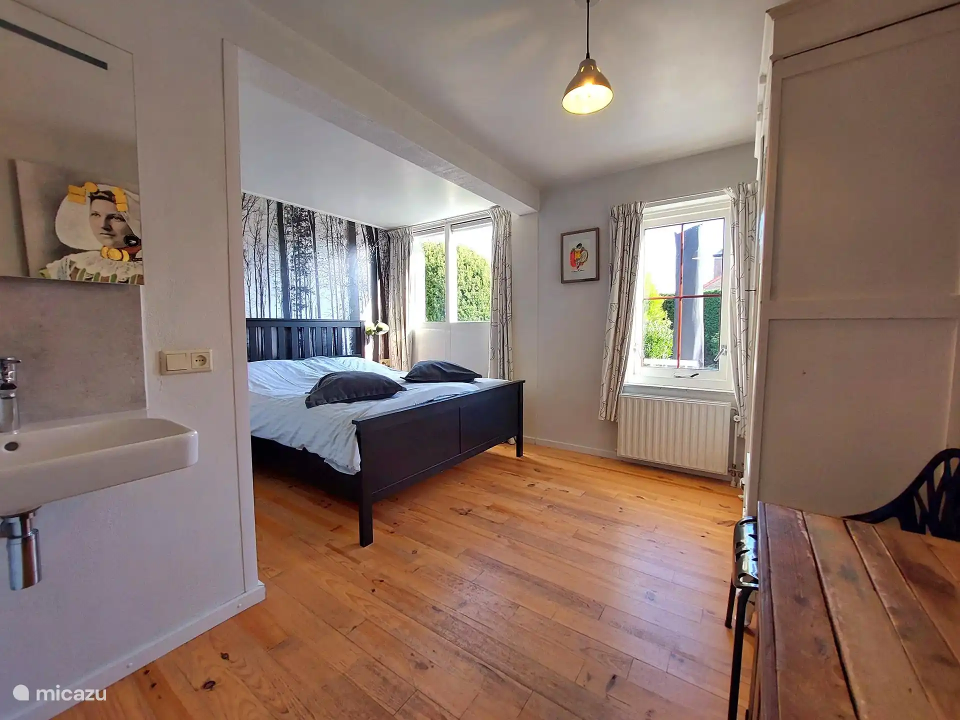 Een ruime (ouder) slaapkamer beneden.  