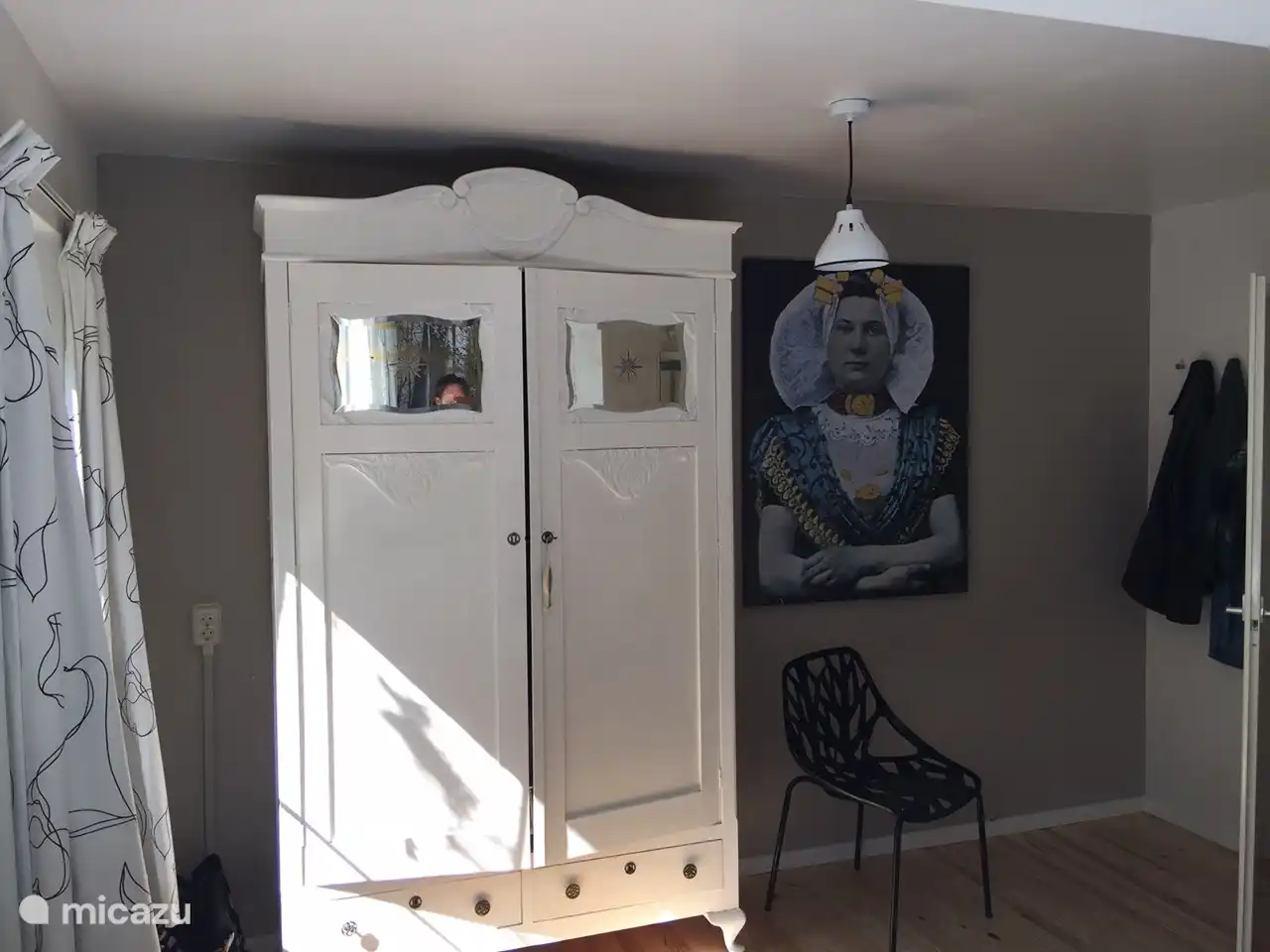 Antieke kast in de slaapkamer beneden.