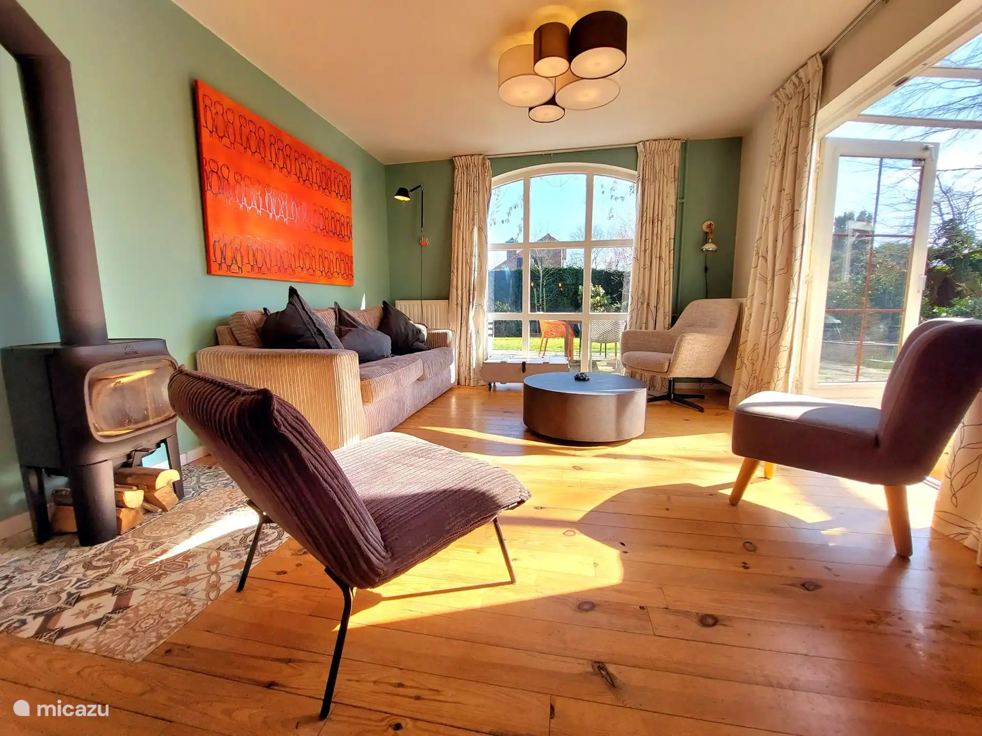 Een heerlijke bank, royale leeslamp, uitzicht op de tuin en ook een (open)haard. 