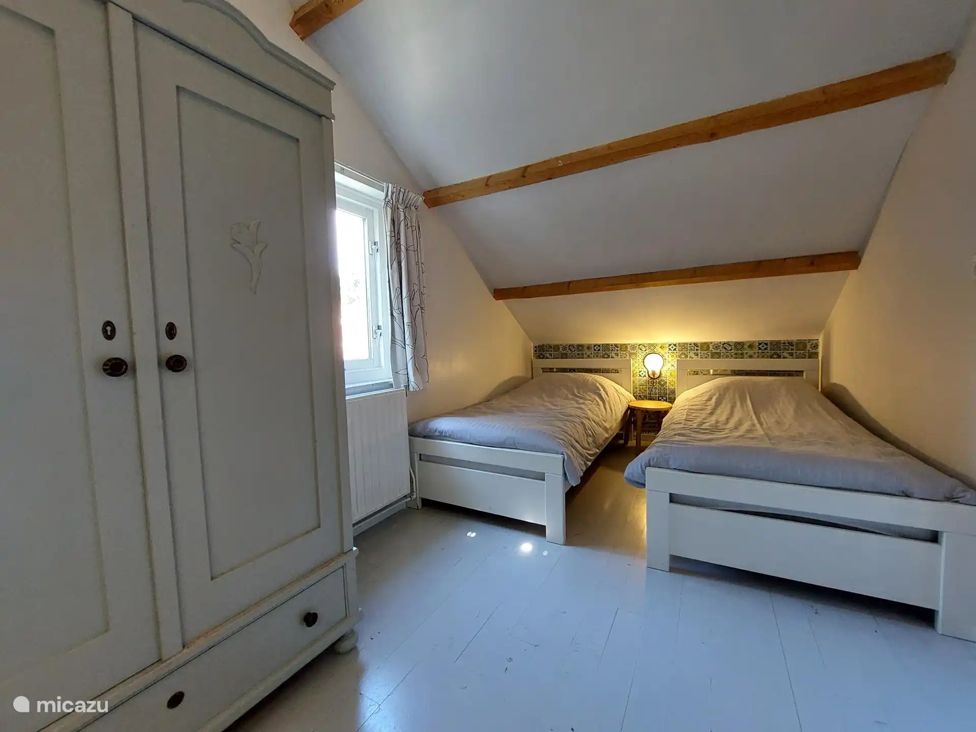 Boven slaapkamer 2 (links) met twee eenpersoonsbedden.