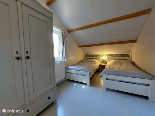 Duinhuis Marilou huren in Nederland, Zeeland, Burgh-Haamstede - vakantiehuis Boven slaapkamer 2 (links) met twee eenpersoonsbedden.