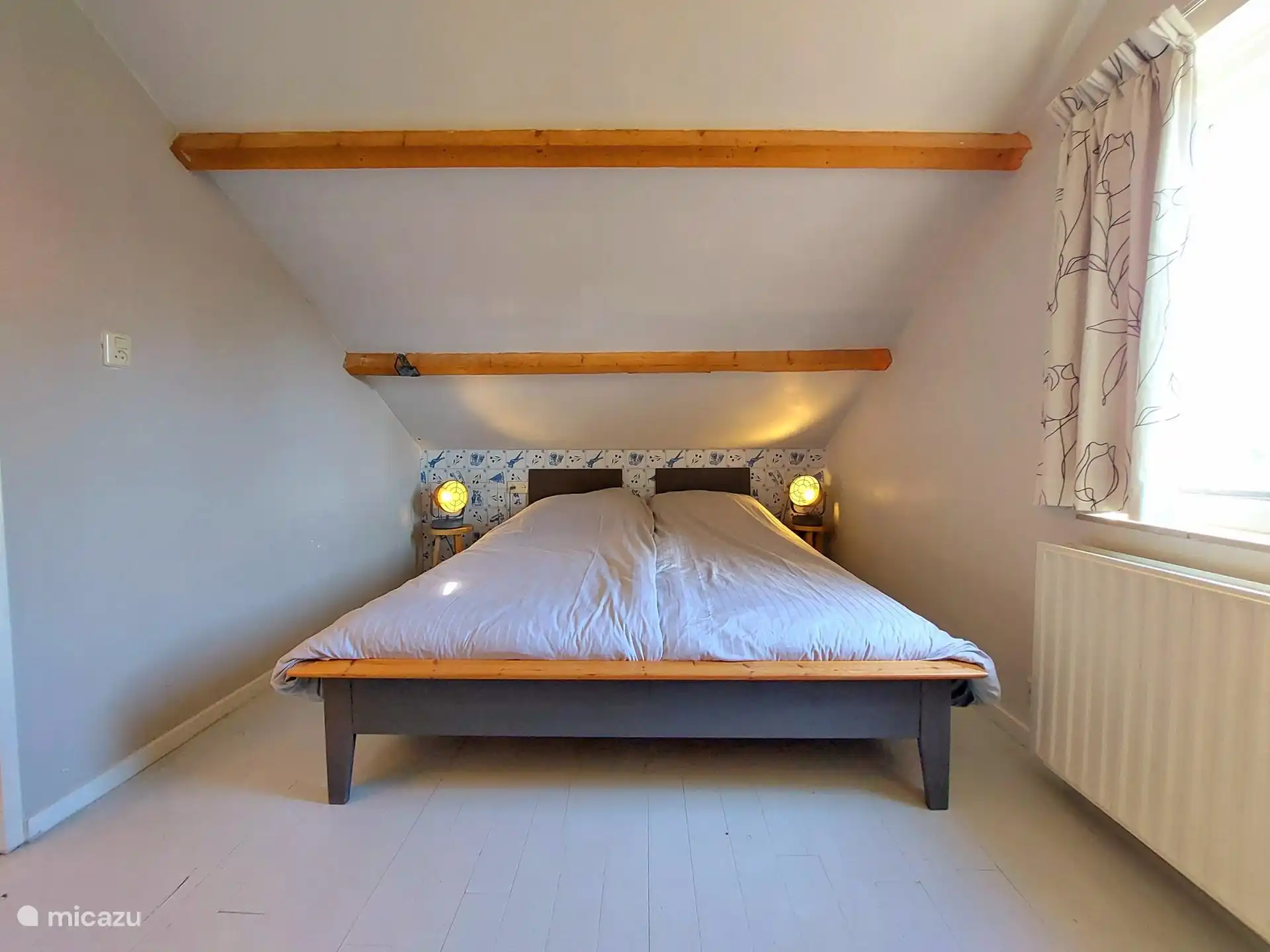 Boven slaapkamer 3 (rechts) met een tweepersoonsbed. 