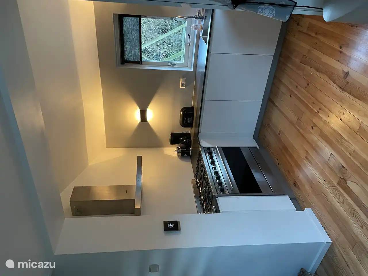 Een ruime keuken met koffiefilter apparaat maar ook een Nespresso machine. 