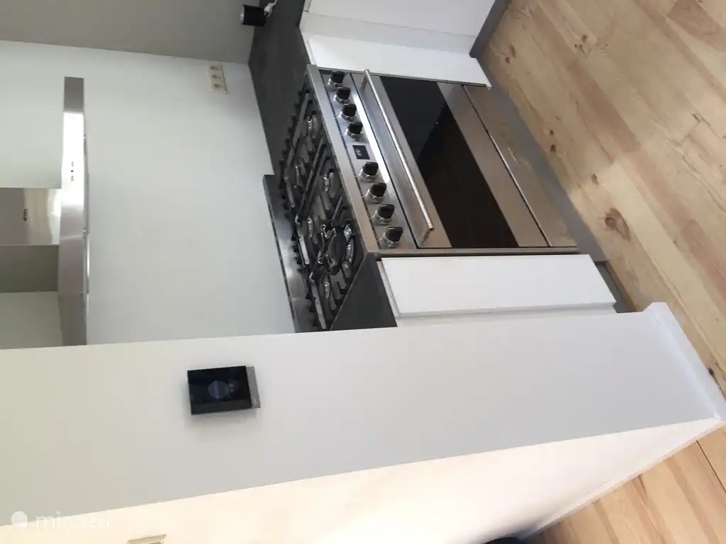 De royale keuken is voorzien van een 6 pits gasfornuis, een grote oven, afwasmachine en   Nespresso apparaat. 