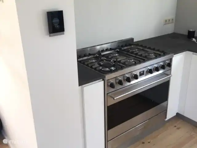 Duinhuis Marilou huren in Nederland, Zeeland, Burgh-Haamstede - vakantiehuis De royale keuken is voorzien van een 6 pits gasfornuis, een grote oven, afwasmachine en   Nespresso apparaat.