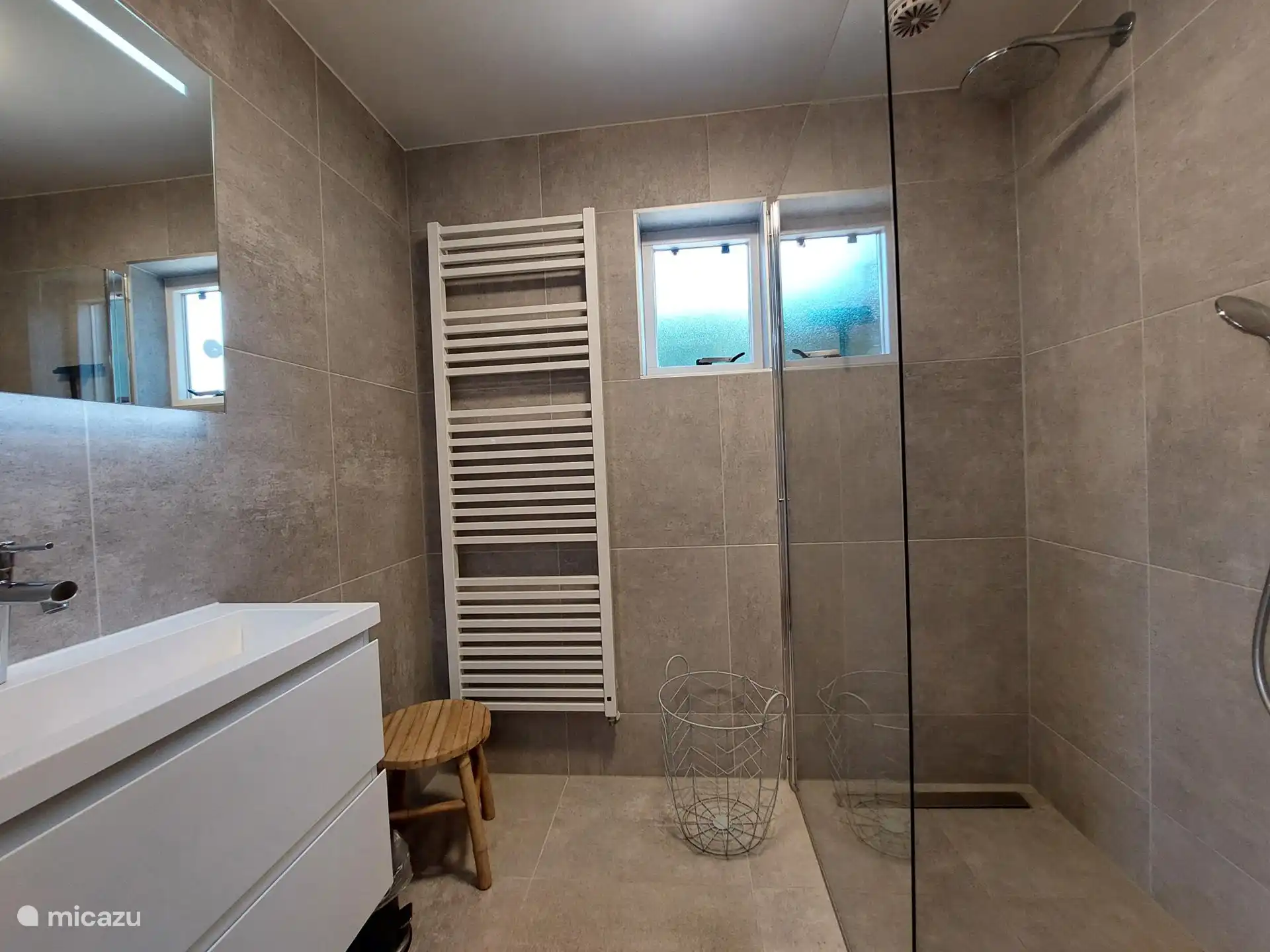 Badkamer begane grond met een luxe inloopdouche.