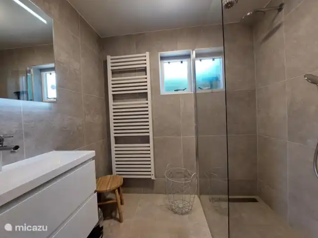 Duinhuis Marilou huren in Nederland, Zeeland, Burgh-Haamstede - vakantiehuis Badkamer begane grond met een luxe inloopdouche.