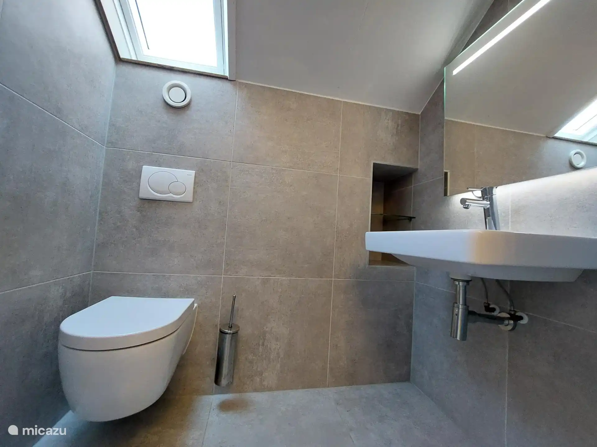 De 2e toilet met een wastafel op de 1e verdieping.