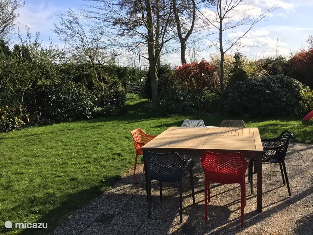 Ruim huis met een zonnige tuin (700m2) en met veel privacy.  Veel zon en privacy! 