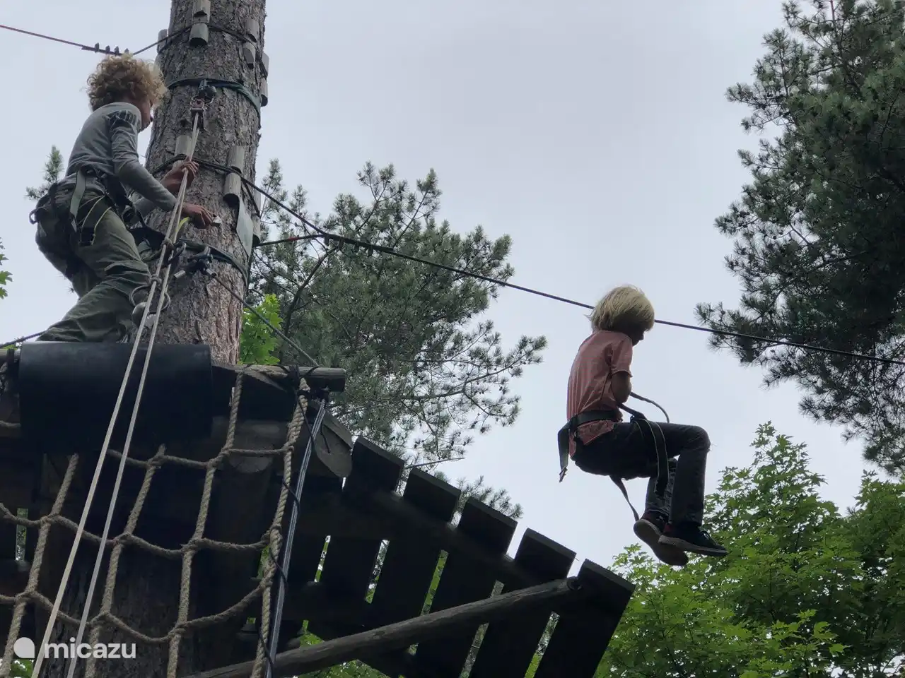 Op 10 minuten lopen is een stoer klimpark. Leuk voor sportief jong en oud. Vanaf 5-6 jaar zijn er diverse parcours. 