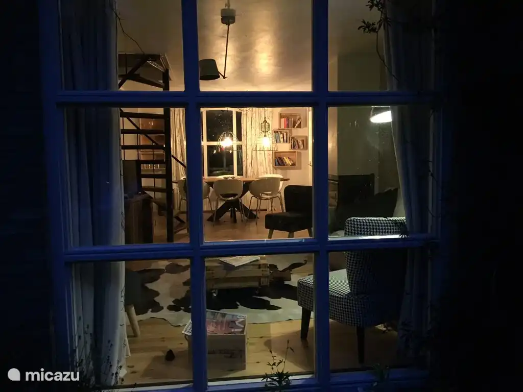 Van buiten naar binnen.