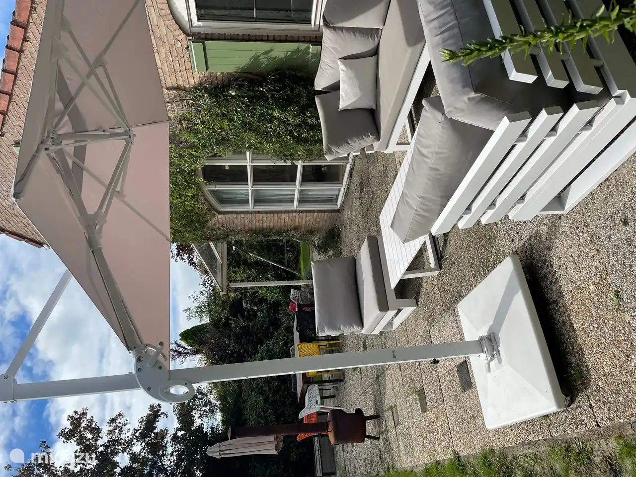 Ruim en zonnig terras.