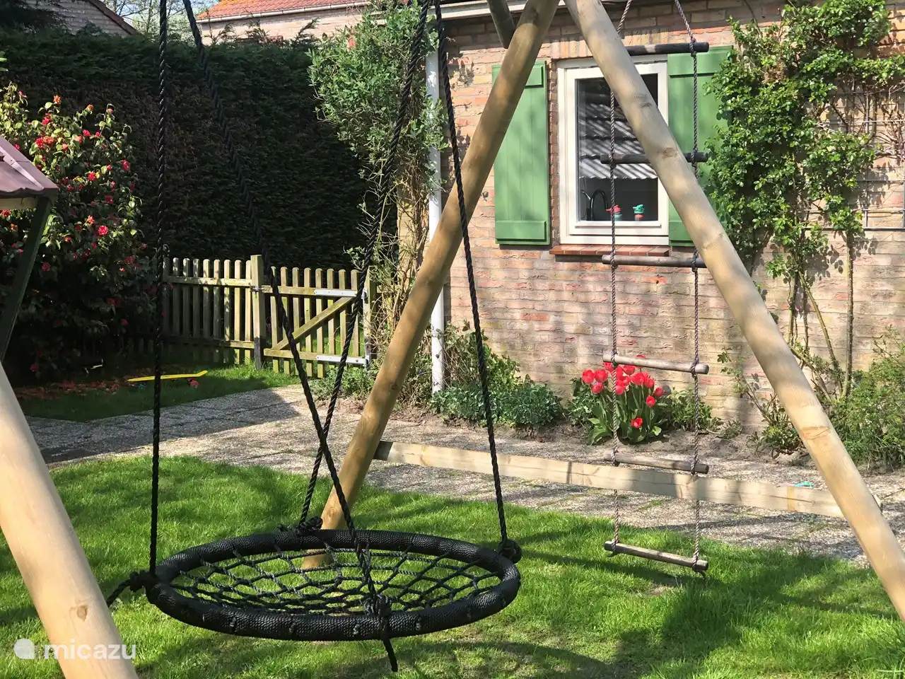 De schommels hangen al klaar maar spelen in de zandbak mag natuurlijk ook. 