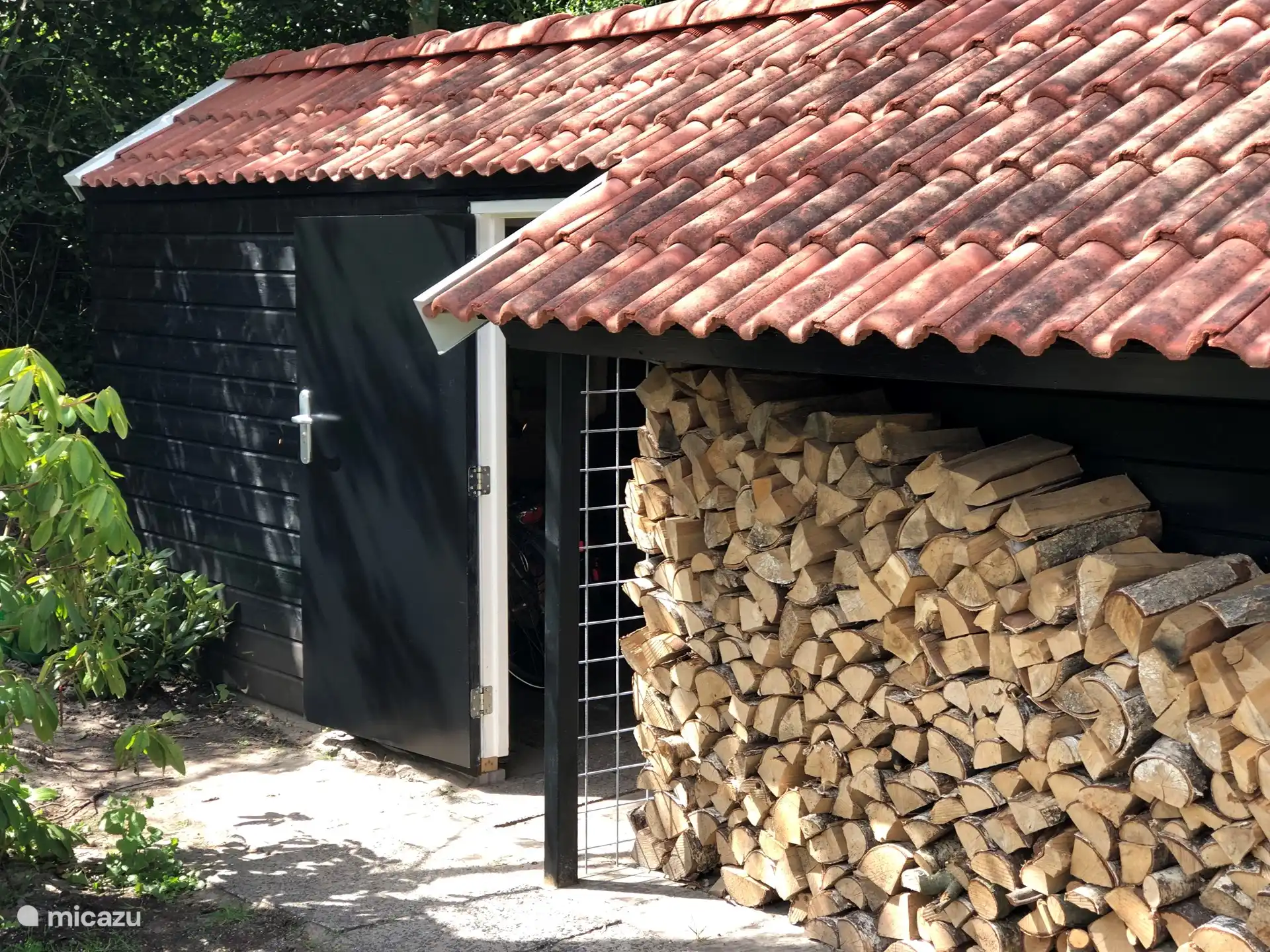 De schuur met openhaardhout.
