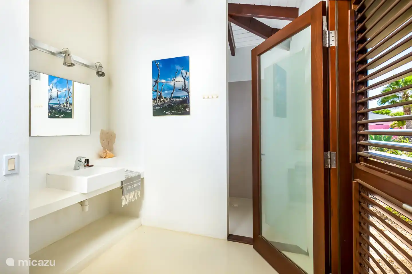 The bathroom ensuite of the second bedroom