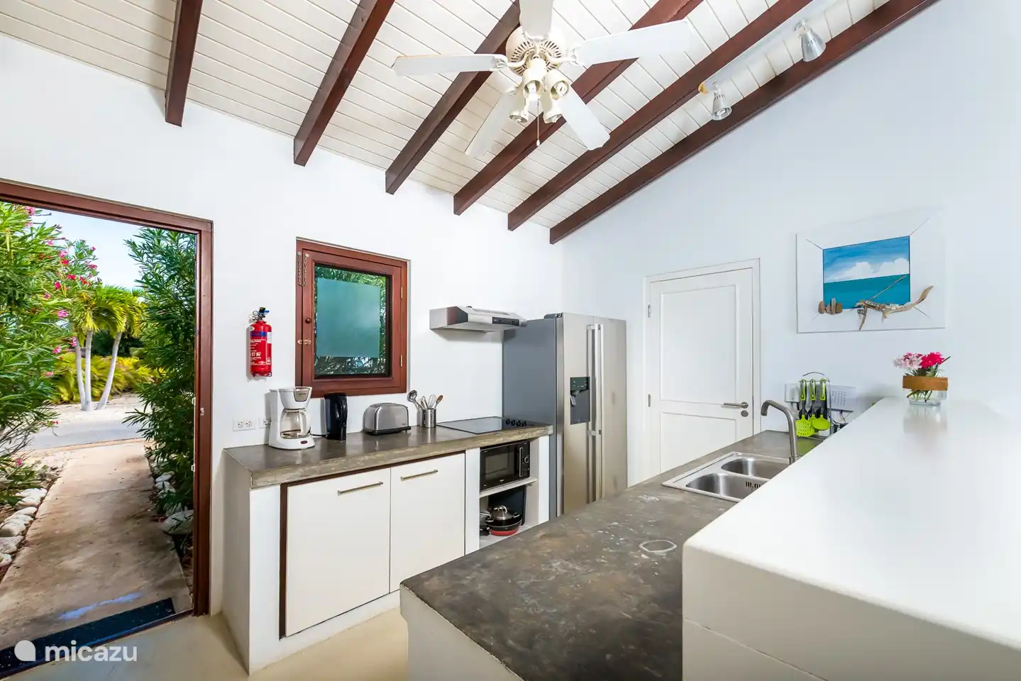 The kitchen is fully equipped. For example, there is a dishwasher, an American fridge, a coffee maker, a combi microwave and a washing machine.