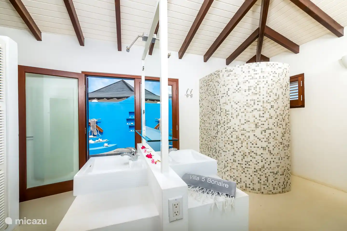 The bathroom ensuite of the first bedroom. Here are also doors to the outside place where a wonderful extra outdoor shower is placed.