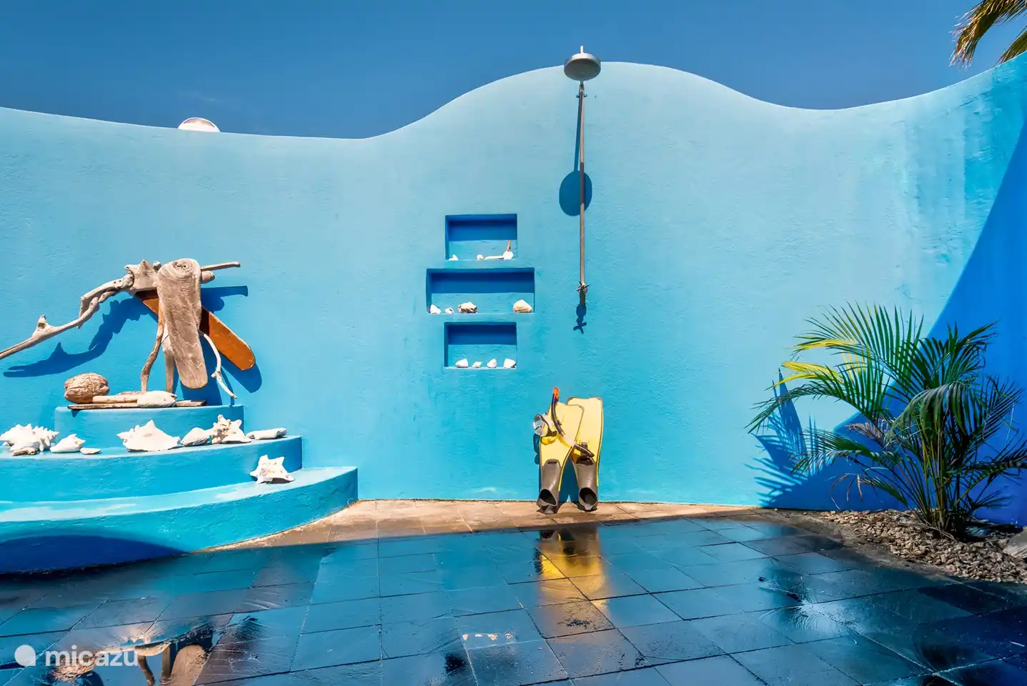 The outside shower. Nice to rinse off after a dive