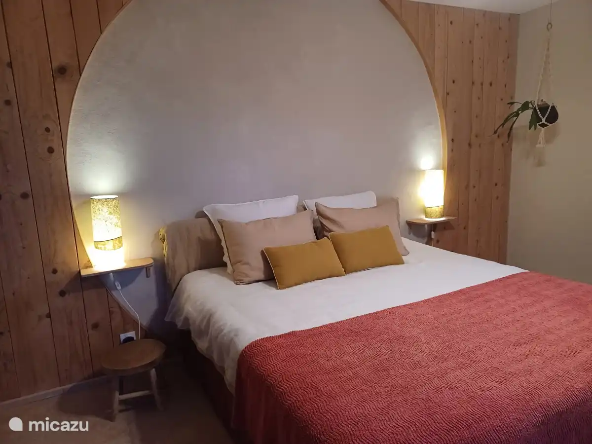 slaapkamer met eigen douche en wc op verdieping