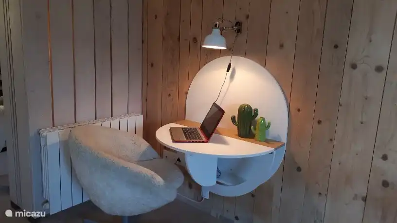 Sitzecke mit Internetanschluss im Schlafzimmerboden