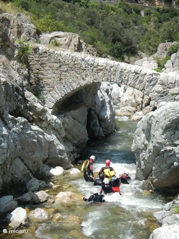 Canyoning in einem Fluss