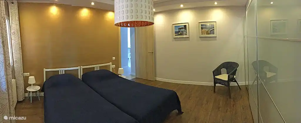 Das Master-Schlafzimmer (22m) für 2 Personen 2x single beds. Viel Platz wieder in einem freien Kinderbett zu legen.