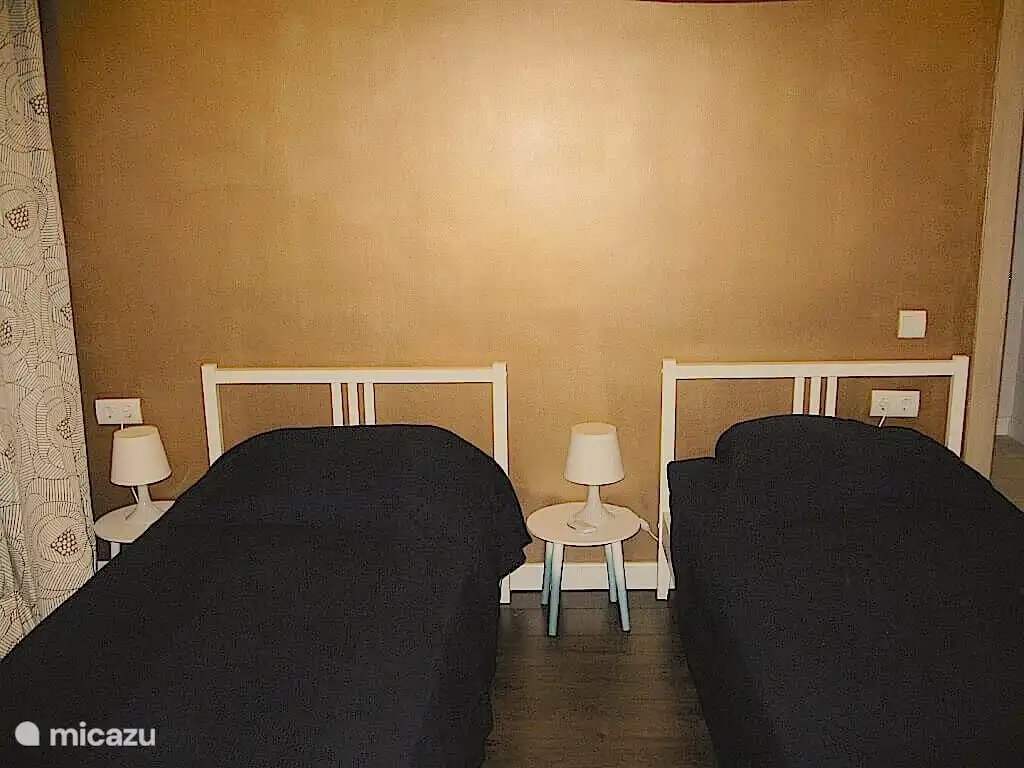 Zweites großes Schlafzimmer (22m2) Kinderbett wird auf Anfrage kostenlos zur Verfügung gestellt.