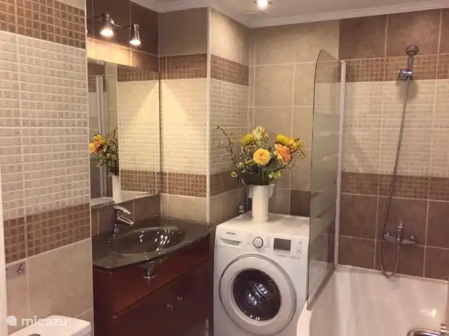 Location de Vacances Espagne, Costa Brava, Sant Feliu de Guíxols, appartement - Caleta del Sol Sant Feliu de Guixols Salle de bain avec baignoire et douche. Évier en verre. Il y a un sèche-cheveux dans le placard. Toilettes.
La machine à laver est également prête pour vous.