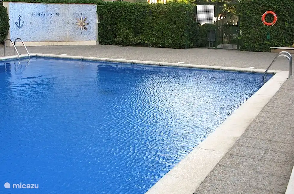 Schwimmbad mit separatem Kinderbecken, in dem umzäunten Hof.