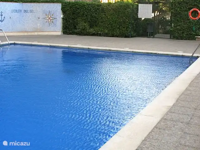Location de Vacances Espagne, Costa Brava, Sant Feliu de Guíxols, appartement - Caleta del Sol Sant Feliu de Guixols Piscine avec pataugeoire séparée dans le jardin clôturé.