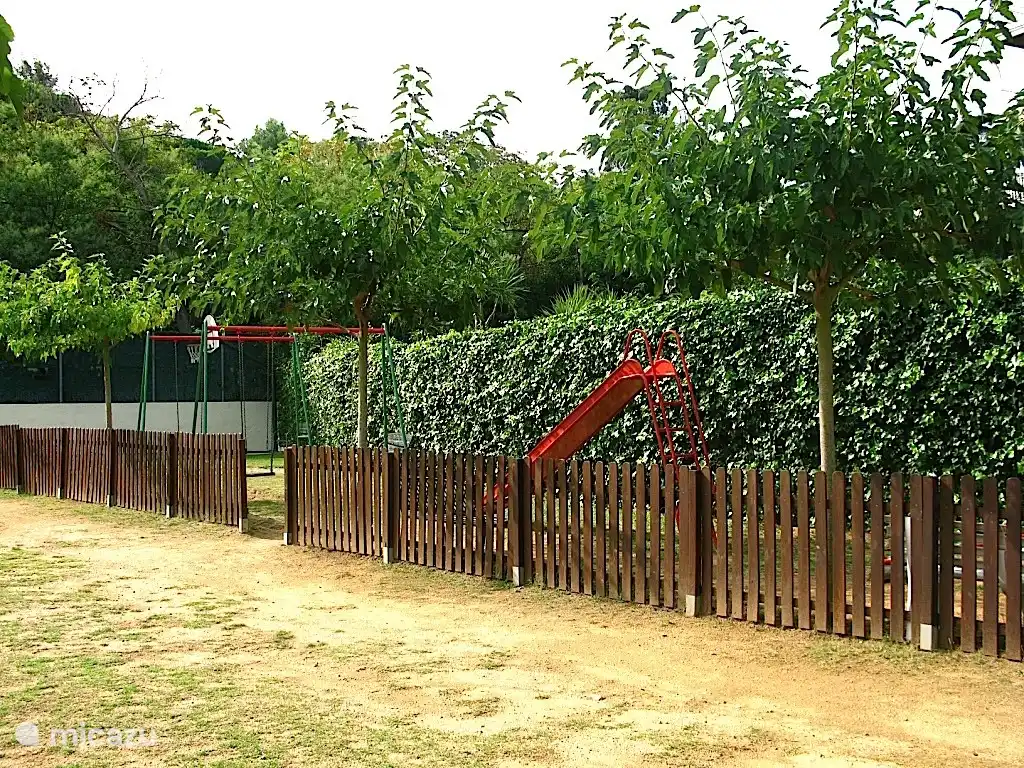 Spielplatz im umzäunten Hof.