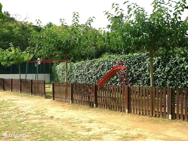 Location de Vacances Espagne, Costa Brava, Sant Feliu de Guíxols, appartement - Caleta del Sol Sant Feliu de Guixols Aire de jeux dans le jardin clos. Vous pouvez voir l'aire de jeux depuis le balcon.