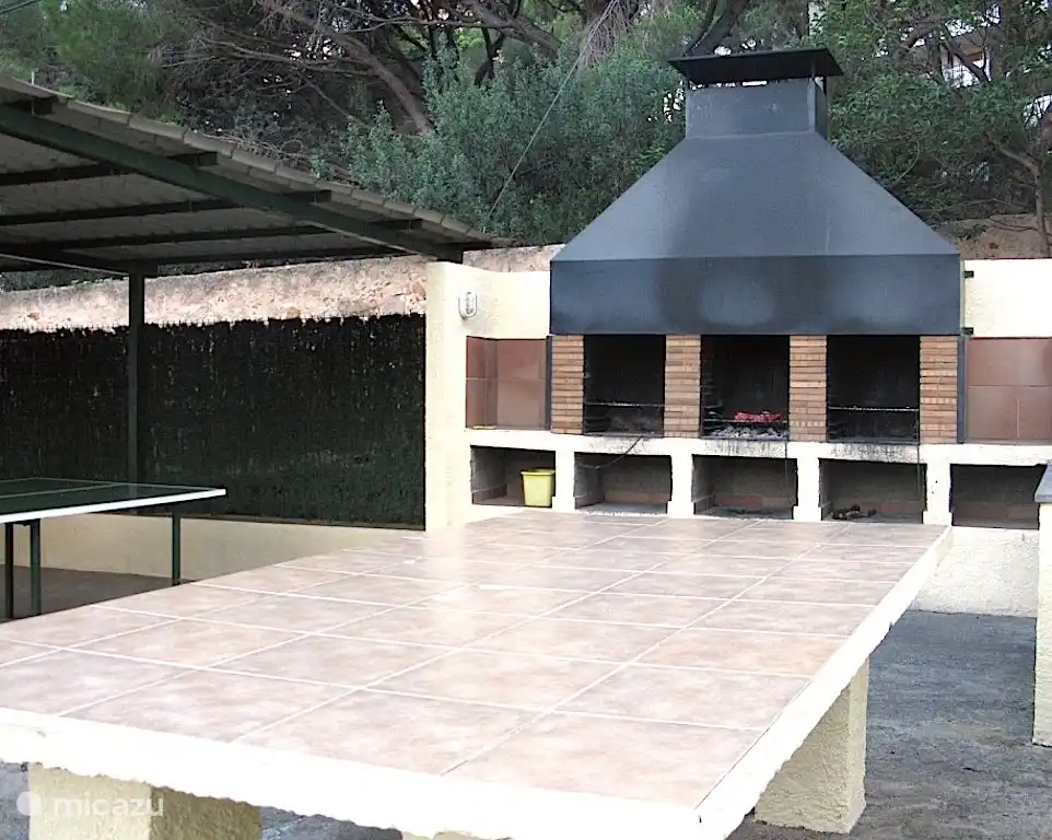 Grill im eingezäunten Hof. Sie stehen zu Ihrer Verfügung frei.