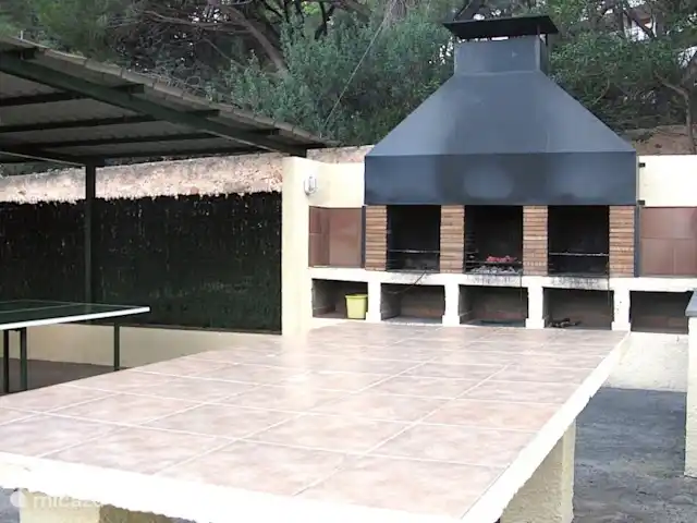 Location de Vacances Espagne, Costa Brava, Sant Feliu de Guíxols, appartement - Caleta del Sol Sant Feliu de Guixols BBQ dans le jardin clos. Ils sont à votre disposition gratuitement.