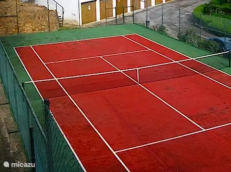 Tennisplatz im eingezäunten Hof. Rackets sind für Sie in der Wohnung warten.
