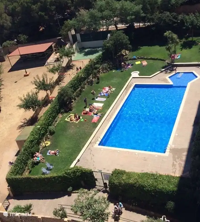 Swimmingpool mit separatem Kinderbecken, wie von unserem Balkon aus gesehen. Die Pools sind eingezäunt, man bekommt einen Schlüssel zum Tor. Der geschlossene Garten neben dem Pool verfügt über einen Kinderspielplatz, Tischtennis, mehrere BBQs und einen Basketballplatz. Auf der anderen Seite der Wohnung ist der Tennisplatz.