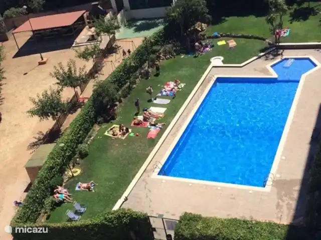 Location de Vacances Espagne, Costa Brava, Sant Feliu de Guíxols, appartement - Caleta del Sol Sant Feliu de Guixols Piscine avec pataugeoire séparée vue de notre balcon. Les piscines sont clôturées, une clé du portail vous sera remise. Le jardin clos à côté de la piscine dispose d'une aire de jeux, de tables de ping-pong, de plusieurs barbecues et d'un terrain de basket. De l'autre côté de l'appartement se trouve le court de tennis.
