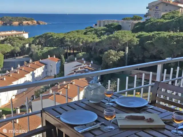 Location de Vacances Espagne, Costa Brava, Sant Feliu de Guíxols, appartement - Caleta del Sol Sant Feliu de Guixols Votre vue depuis notre grand balcon. La mer, la plage de sable et le boulevard avec ses restaurants et ses cafés sont à moins de 5 minutes à pied.