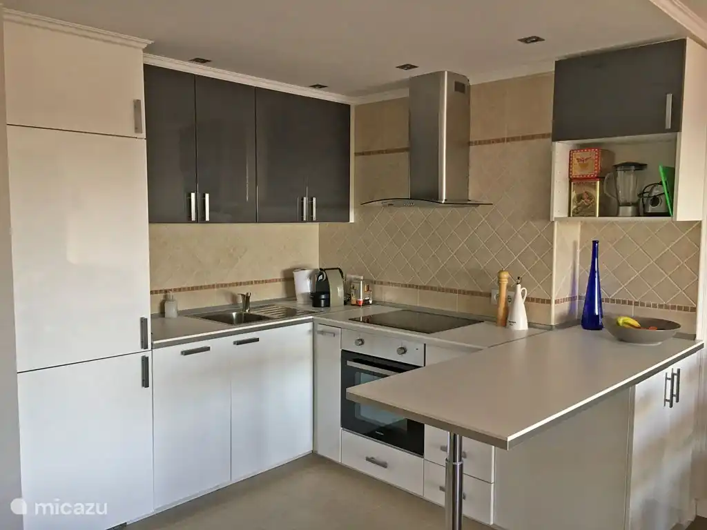 Komplett eingerichtete Küche mit Spülmaschine, großem Kühlschrank und separatem Gefrierfach. Ofen und Herd. Für die Bequemlichkeit, Toaster, Wasserkocher, Mixer und Mischer. Der beste Kaffee bekommt man mit einer Nespresso-Maschine.
