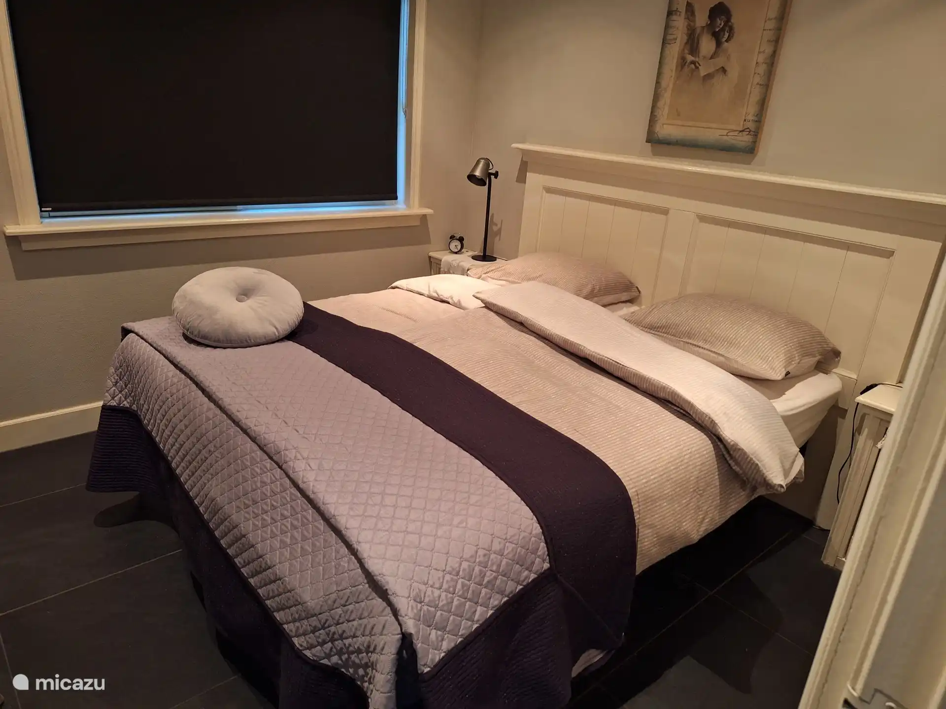 2 slaapkamers, waarvan 1 kamer met een 2 persoons bed wat elektrisch verstelbaar is.