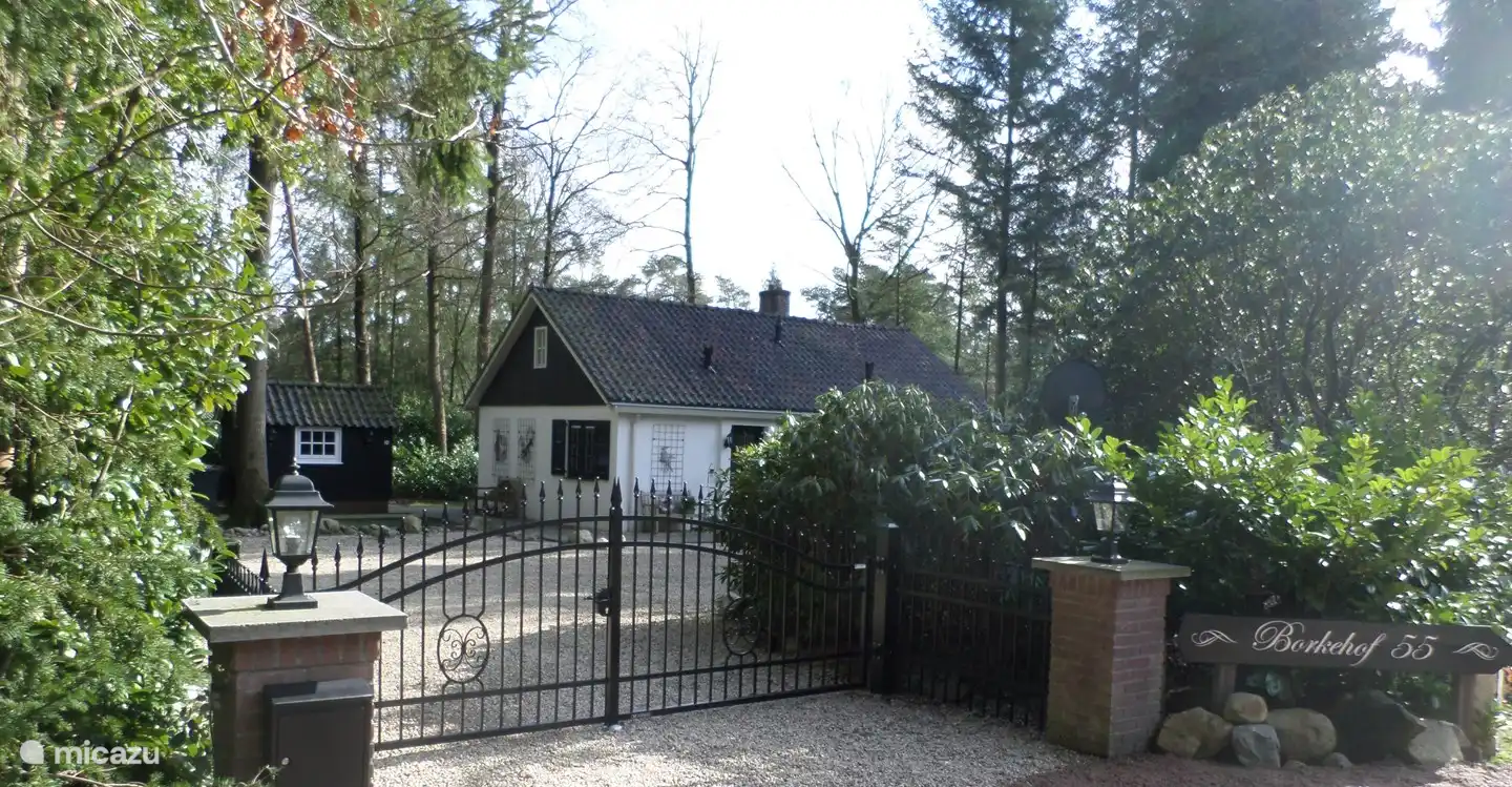 Huis staat op een ruime kavel