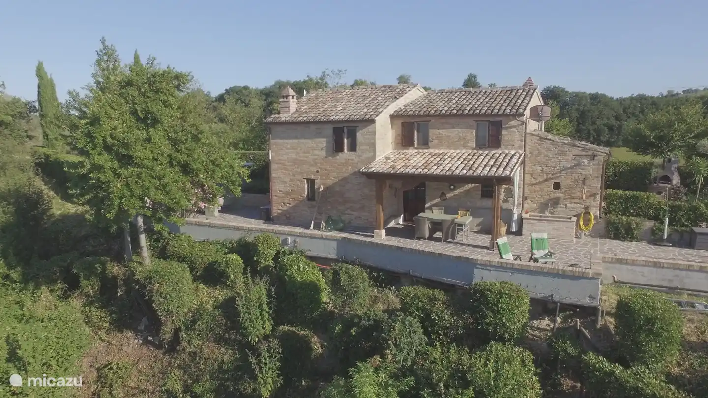 Viel Privatsphäre in Casa Castagno mit Panoramablick auf die Landschaft der Marken.
