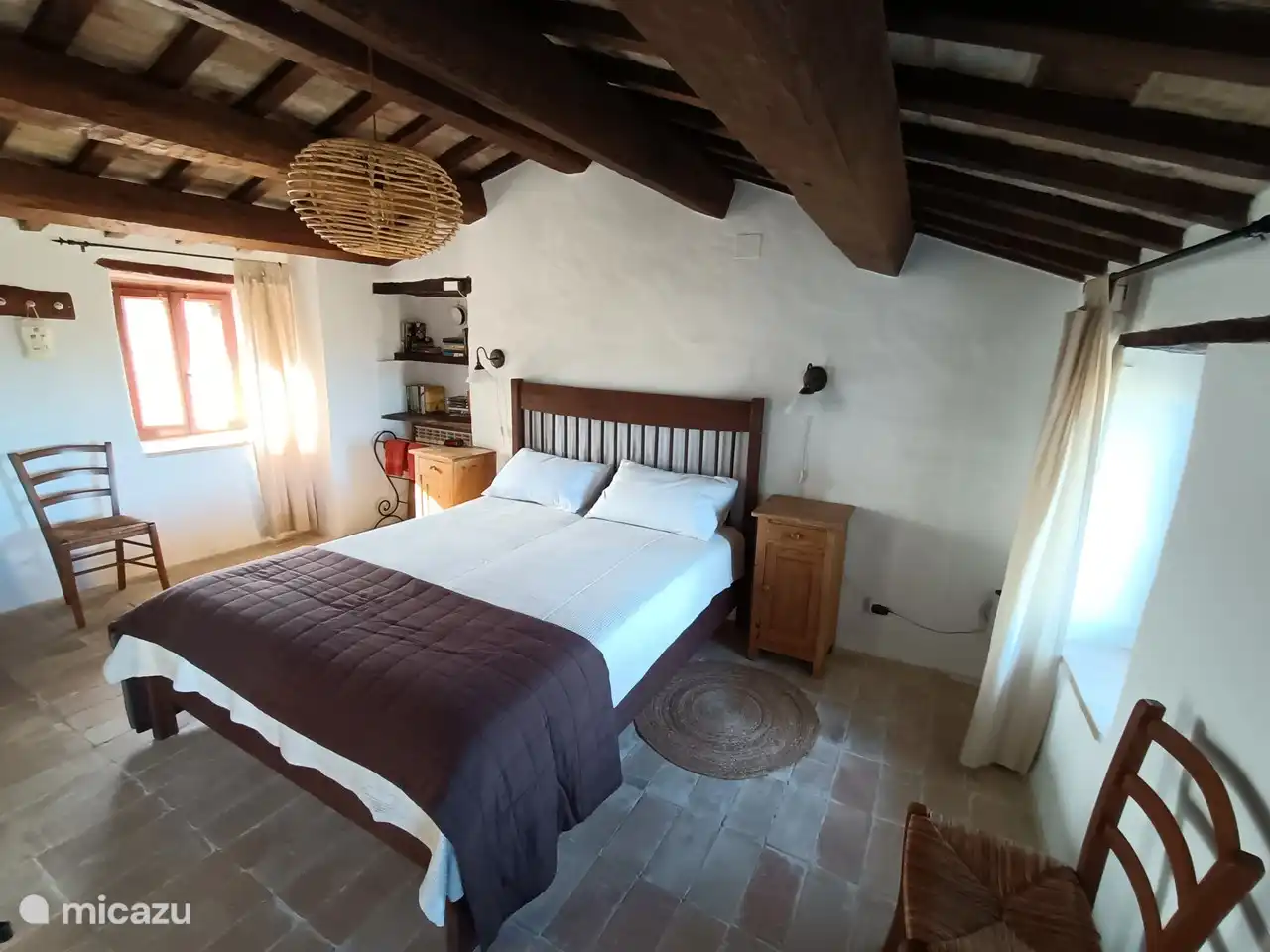 Geräumiges Schlafzimmer mit Doppelbett.