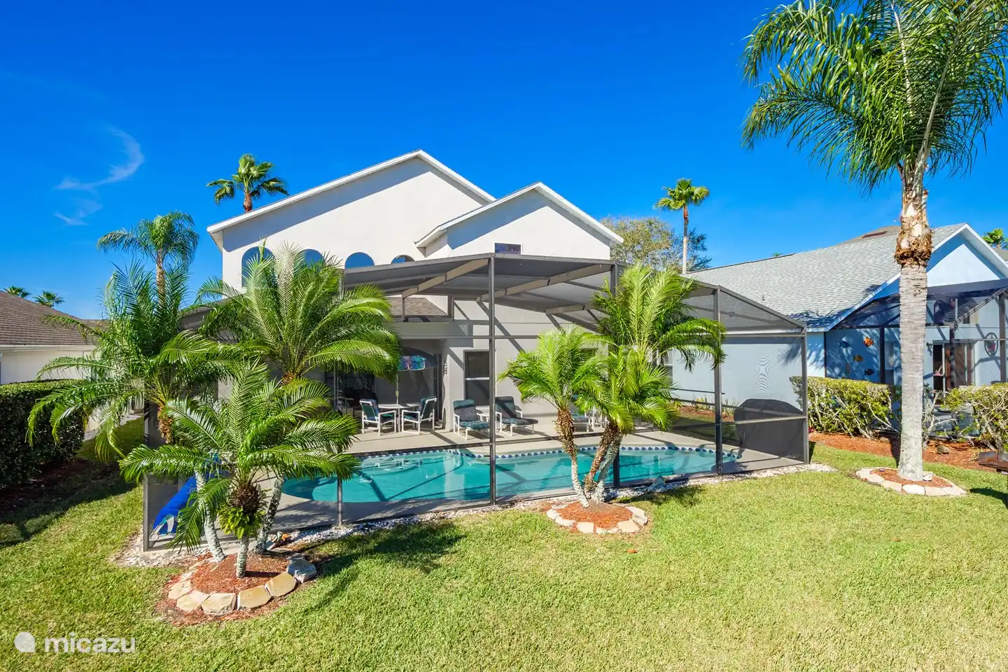 Blick vom See auf die Villa